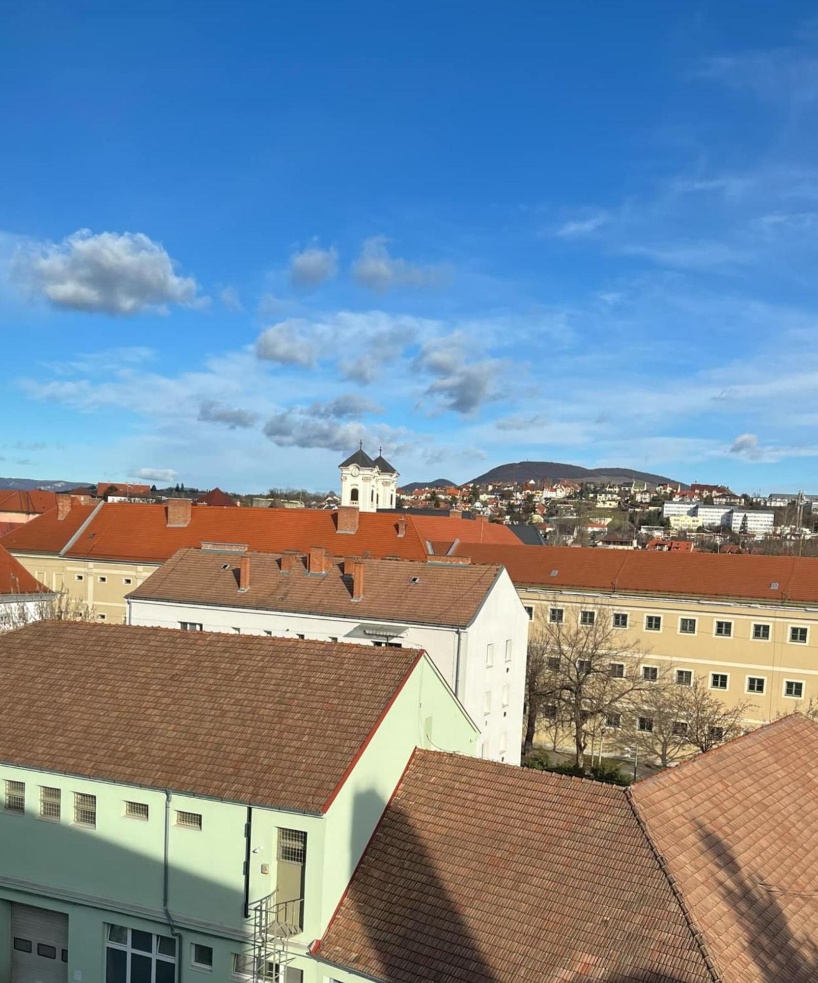 Hellowine Apartman Eger Exteriör bild